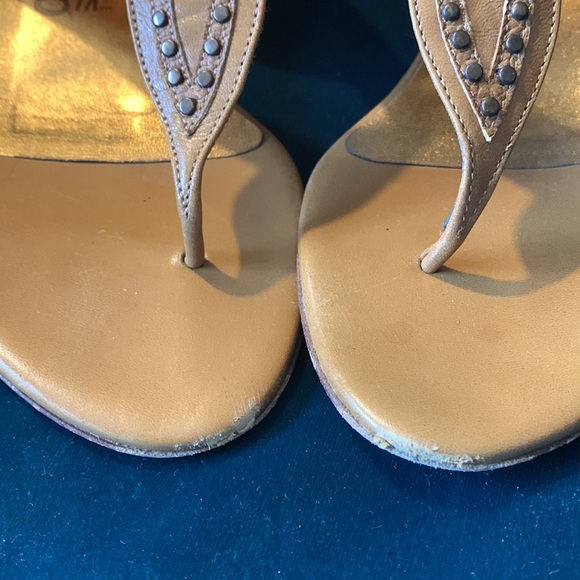 💞SALVATORE Ferragamo nailhead leather thong kitten heel sandals camel sz 6.5 - Picture 3 of 6